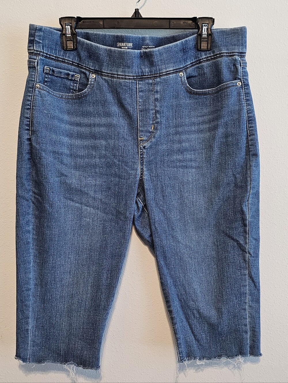 Signature Levi Strauss Totally Shaping Pull-On Capri Jeans Size 14 W32